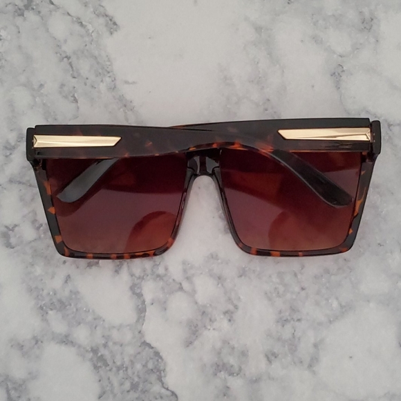 Oversized Sunglasses - Picture 2 of 6